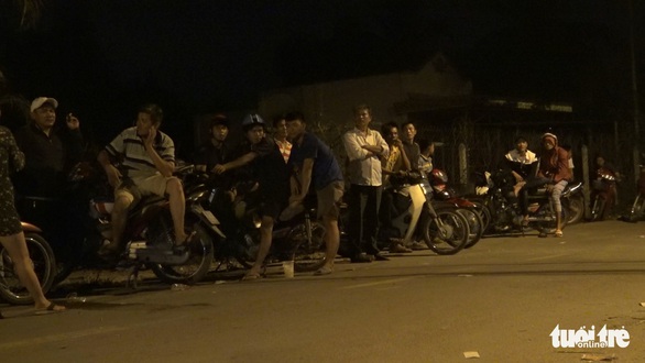 CSCĐ năn nỉ dân không tập trung nơi vây bắt kẻ xả súng ở Củ Chi - Ảnh 2. CSCĐ năn nỉ dân không tập trung nơi vây bắt kẻ xả súng ở Củ Chi - Ảnh 2.