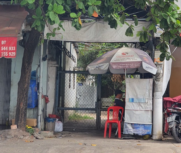 Nhà nguyên trưởng Ban Tuyên giáo ở Bình Dương bị khóa cổng do tranh chấp nhà đất - Ảnh 1. Nhà nguyên trưởng Ban Tuyên giáo ở Bình Dương bị khóa cổng do tranh chấp nhà đất - Ảnh 1.