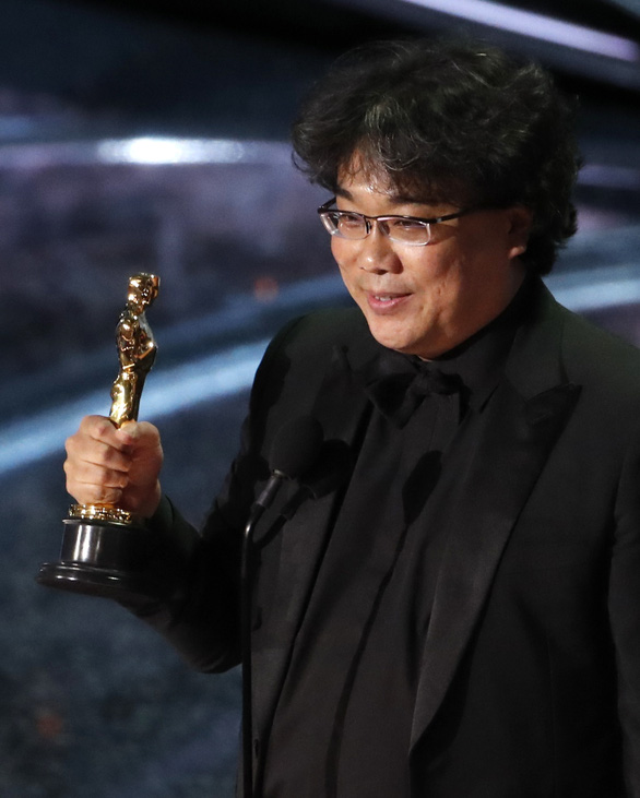 Đạo diễn Bong Joon Ho sau chiến thắng Oscar: Mọi thứ thật điên rồ! - Ảnh 3. Đạo diễn Bong Joon Ho sau chiến thắng Oscar: Mọi thứ thật điên rồ! - Ảnh 3.