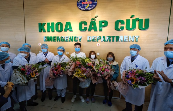 Ba bệnh nhân Vĩnh Phúc nhiễm nCoV được xuất viện, xe đưa về tận nhà - Ảnh 1. Ba bệnh nhân Vĩnh Phúc nhiễm nCoV được xuất viện, xe đưa về tận nhà - Ảnh 1.
