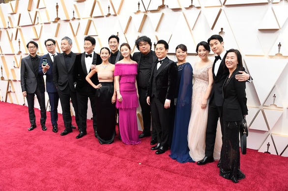 Đạo diễn Bong Joon Ho sau chiến thắng Oscar: Mọi thứ thật điên rồ! - Ảnh 4. Đạo diễn Bong Joon Ho sau chiến thắng Oscar: Mọi thứ thật điên rồ! - Ảnh 4.