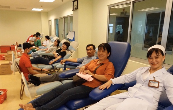 Hàng trăm người ở Cần Thơ hiến máu giữa mùa dịch corona - Ảnh 2. Hàng trăm người ở Cần Thơ hiến máu giữa mùa dịch corona - Ảnh 2.