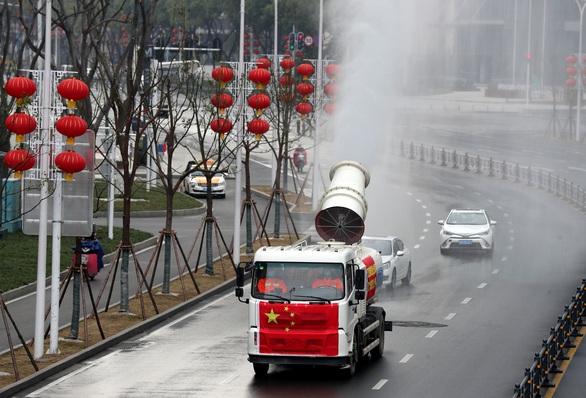 Hàng trăm triệu người Trung Quốc quay lại làm việc giữa dịch corona - Ảnh 6. Hàng trăm triệu người Trung Quốc quay lại làm việc giữa dịch corona - Ảnh 6.