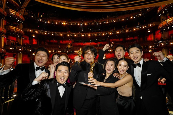 Thắng lớn ở Oscar, phim Parasite được chiếu lần 2 tại Việt Nam - Ảnh 1. Thắng lớn ở Oscar, phim Parasite được chiếu lần 2 tại Việt Nam - Ảnh 1.