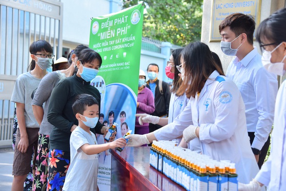 Ý kiến trái chiều việc nhiều trường tự làm nước rửa tay sát khuẩn - Ảnh 1. Ý kiến trái chiều việc nhiều trường tự làm nước rửa tay sát khuẩn - Ảnh 1.