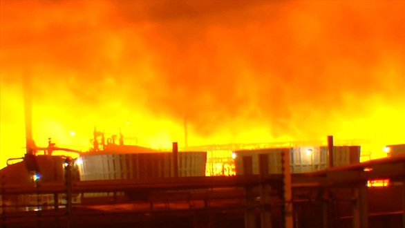Cháy lớn tại nhà máy lọc dầu của Exxon Mobil ở Mỹ - Ảnh 1. Cháy lớn tại nhà máy lọc dầu của Exxon Mobil ở Mỹ - Ảnh 1.