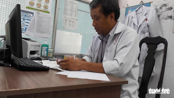 Chuyển khoa, cắt thi đua 1 tháng với bác sĩ khám sức khỏe lái xe chỉ 20 giây - Ảnh 1. Chuyển khoa, cắt thi đua 1 tháng với bác sĩ khám sức khỏe lái xe chỉ 20 giây - Ảnh 1.