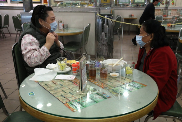 Nhà hàng Hong Kong đặt tấm chắn phòng dịch corona cho khách - Ảnh 1.