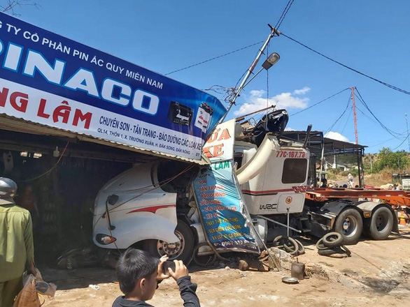 Xe đầu kéo bị tai nạn lật ven đường tiếp tục bị xe tải tông tiếp, quốc lộ 14 kẹt nhiều giờ - Ảnh 3. Xe đầu kéo bị tai nạn lật ven đường tiếp tục bị xe tải tông tiếp, quốc lộ 14 kẹt nhiều giờ - Ảnh 3.
