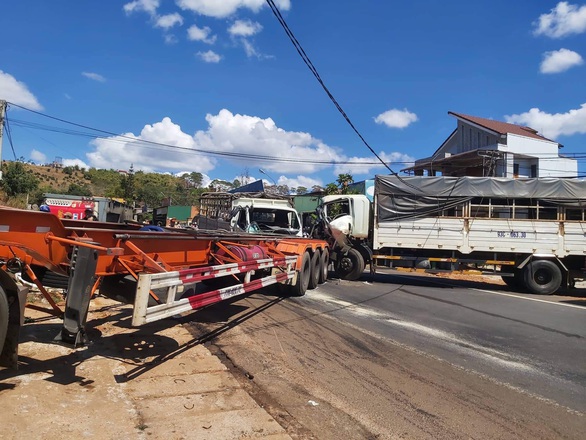 Xe đầu kéo bị tai nạn lật ven đường tiếp tục bị xe tải tông tiếp, quốc lộ 14 kẹt nhiều giờ - Ảnh 1. Xe đầu kéo bị tai nạn lật ven đường tiếp tục bị xe tải tông tiếp, quốc lộ 14 kẹt nhiều giờ - Ảnh 1.