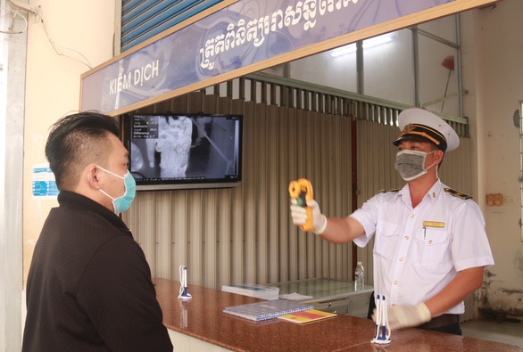 Cửa khẩu Tây Nam phát khẩu trang cho người nhập cảnh từ Campuchia - Ảnh 1. Cửa khẩu Tây Nam phát khẩu trang cho người nhập cảnh từ Campuchia - Ảnh 1.