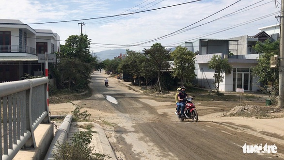 Bắt nguyên tổng giám đốc Công ty xây lắp và kinh doanh nhà Đà Nẵng - Ảnh 1. Bắt nguyên tổng giám đốc Công ty xây lắp và kinh doanh nhà Đà Nẵng - Ảnh 1.