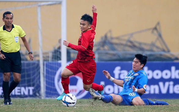 Dự bị ở V-League, sao bằng đá ở hạng nhì - Ảnh 1. Dự bị ở V-League, sao bằng đá ở hạng nhì - Ảnh 1.