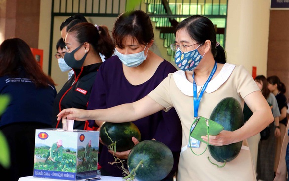 Ngân hàng chia khó với doanh nghiệp giữa vòng xoáy COVID-19 - Ảnh 1. Ngân hàng chia khó với doanh nghiệp giữa vòng xoáy COVID-19 - Ảnh 1.