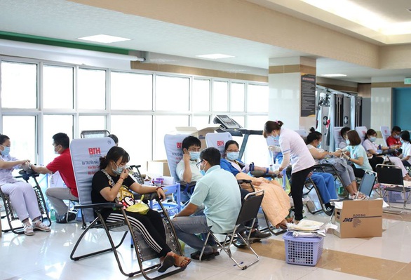 Hàng trăm y, bác sĩ hiến máu cứu người trong mùa dịch - Ảnh 5. Hàng trăm y, bác sĩ hiến máu cứu người trong mùa dịch - Ảnh 5.