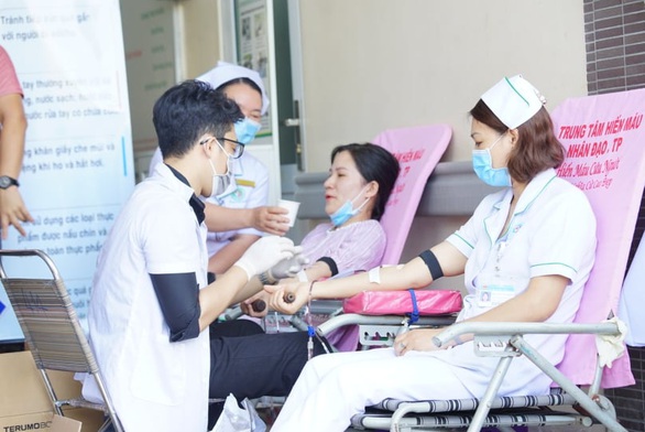 Hàng trăm y, bác sĩ hiến máu cứu người trong mùa dịch - Ảnh 3. Hàng trăm y, bác sĩ hiến máu cứu người trong mùa dịch - Ảnh 3.