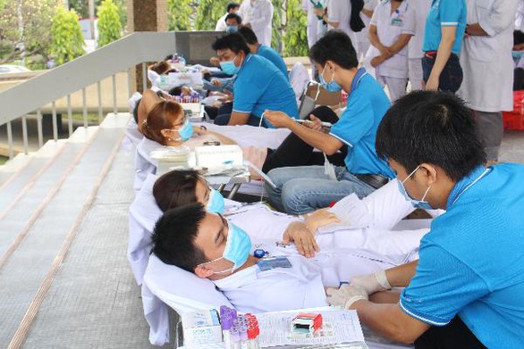 Hàng trăm y, bác sĩ hiến máu cứu người trong mùa dịch - Ảnh 2. Hàng trăm y, bác sĩ hiến máu cứu người trong mùa dịch - Ảnh 2.