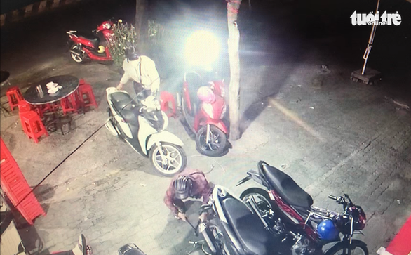 Video lợi dụng tang gia bối rối, hai kẻ trộm cắt khóa dắt 2 xe máy đắt tiền - Ảnh 3.