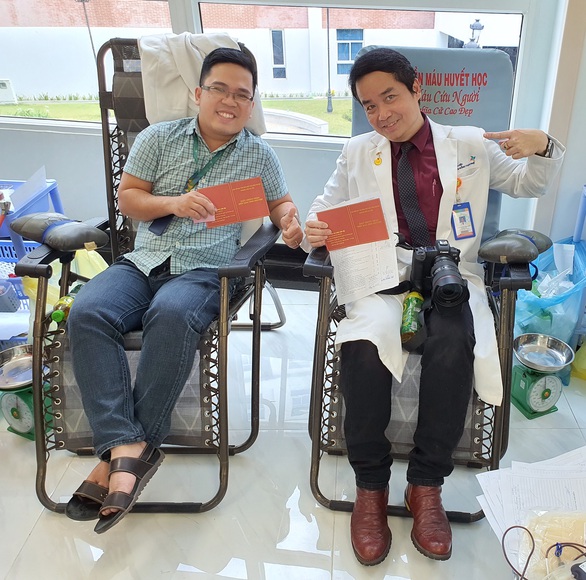 Hàng trăm y, bác sĩ hiến máu cứu người trong mùa dịch - Ảnh 4. Hàng trăm y, bác sĩ hiến máu cứu người trong mùa dịch - Ảnh 4.