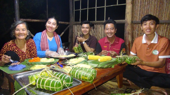 Tấm bánh quê ôm ấp tình thân - Ảnh 1. Tấm bánh quê ôm ấp tình thân - Ảnh 1.