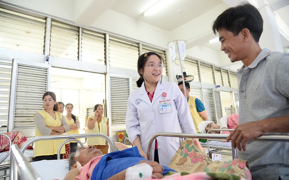 Bóng hồng trên bàn mổ sọ não - Ảnh 1. Bóng hồng trên bàn mổ sọ não - Ảnh 1.