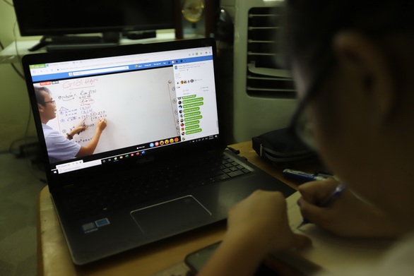 Bộ GD-ĐT: Các trường đã học trực tuyến vẫn phải học bù - Ảnh 1. Bộ GD-ĐT: Các trường đã học trực tuyến vẫn phải học bù - Ảnh 1.