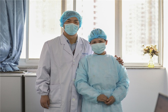 Những cặp đôi thầy thuốc cùng nhau chiến đấu chống COVID-19 cứu người - Ảnh 5. Những cặp đôi thầy thuốc cùng nhau chiến đấu chống COVID-19 cứu người - Ảnh 5.