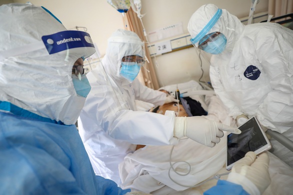 Y bác sĩ Trung Quốc nhiễm COVID-19 nhiều vì ban đầu không biết dịch - Ảnh 1. Y bác sĩ Trung Quốc nhiễm COVID-19 nhiều vì ban đầu không biết dịch - Ảnh 1.