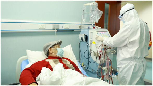 Bệnh nhân suy thận ở Vũ Hán khóc không thành tiếng trong dịch COVID-19 - Ảnh 1. Bệnh nhân suy thận ở Vũ Hán khóc không thành tiếng trong dịch COVID-19 - Ảnh 1.