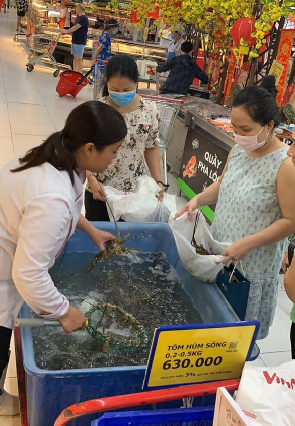 Rộ giải cứu tôm hùm với giá giảm phân nửa - Ảnh 1. Rộ giải cứu tôm hùm với giá giảm phân nửa - Ảnh 1.