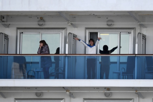 Chuyên gia chỉ trích việc cách ly tàu Diamond Princess, Chính phủ Nhật nói gì? - Ảnh 3. Chuyên gia chỉ trích việc cách ly tàu Diamond Princess, Chính phủ Nhật nói gì? - Ảnh 3.