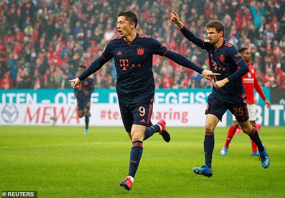 Lewandowski ghi bàn thứ 22, Bayern Munich trở lại ngôi đầu bảng - Ảnh 1. Lewandowski ghi bàn thứ 22, Bayern Munich trở lại ngôi đầu bảng - Ảnh 1.
