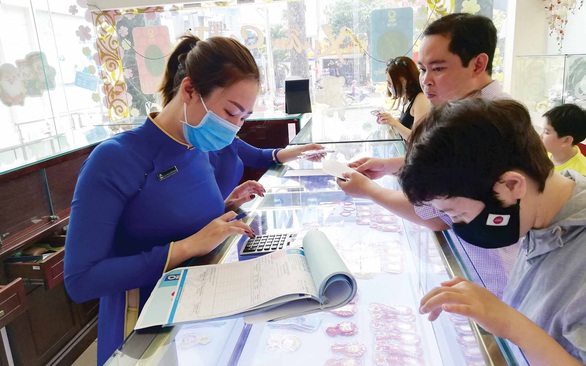 Đeo khẩu trang đi mua vàng dịp vía Thần tài - Ảnh 1. Đeo khẩu trang đi mua vàng dịp vía Thần tài - Ảnh 1.