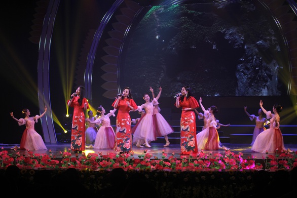 Hoành tráng và trẻ trung chương trình nghệ thuật Mùa xuân dâng Đảng - Ảnh 13. Hoành tráng và trẻ trung chương trình nghệ thuật Mùa xuân dâng Đảng - Ảnh 13.