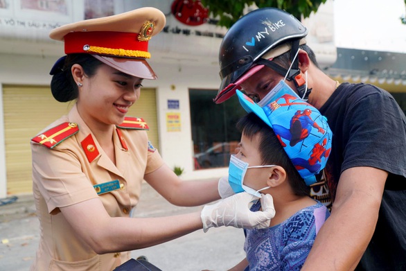 Đồng Nai: Bệnh viện, CSGT phát khẩu trang miễn phí cho người dân - Ảnh 2. Đồng Nai: Bệnh viện, CSGT phát khẩu trang miễn phí cho người dân - Ảnh 2.