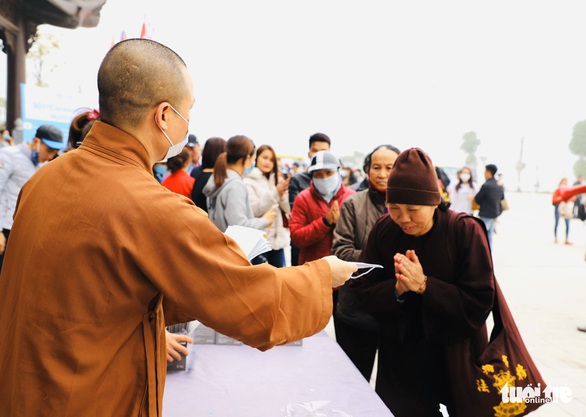 Dành sinh nhật đứng phát khẩu trang cho người dân tới chùa Tam Chúc - Ảnh 3. Dành sinh nhật đứng phát khẩu trang cho người dân tới chùa Tam Chúc - Ảnh 3.