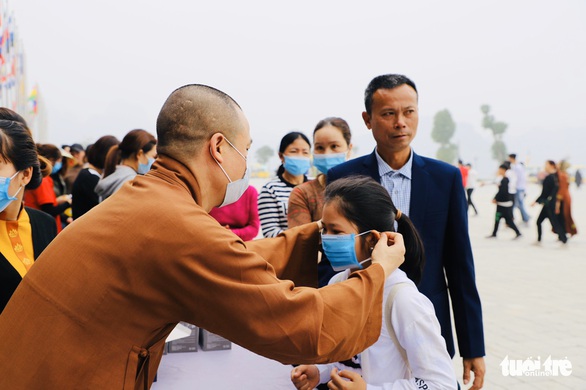 Dành sinh nhật đứng phát khẩu trang cho người dân tới chùa Tam Chúc - Ảnh 1. Dành sinh nhật đứng phát khẩu trang cho người dân tới chùa Tam Chúc - Ảnh 1.