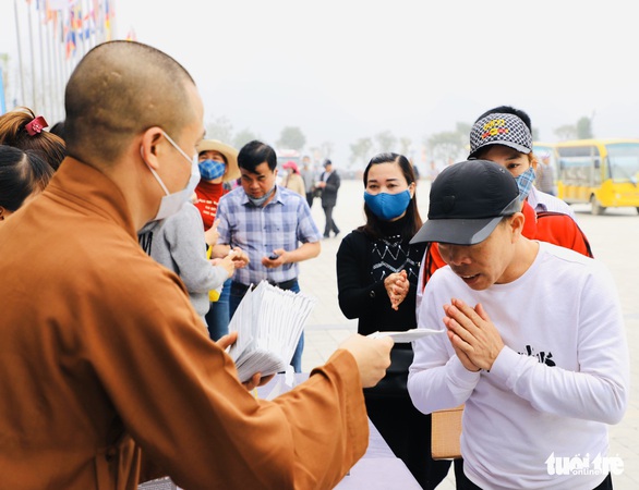 Dành sinh nhật đứng phát khẩu trang cho người dân tới chùa Tam Chúc - Ảnh 10. Dành sinh nhật đứng phát khẩu trang cho người dân tới chùa Tam Chúc - Ảnh 10.