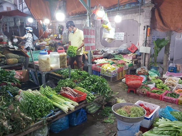 Nhiều khay hàng thiết yếu tại các siêu thị ở TP.HCM bị vét sạch - Ảnh 3. Nhiều khay hàng thiết yếu tại các siêu thị ở TP.HCM bị vét sạch - Ảnh 3.