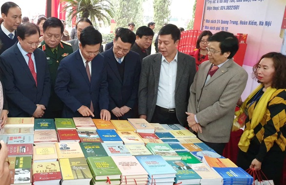 Triển lãm 1 vạn cuốn sách kỷ niệm 90 năm ngày thành lập Đảng - Ảnh 2. Triển lãm 1 vạn cuốn sách kỷ niệm 90 năm ngày thành lập Đảng - Ảnh 2.