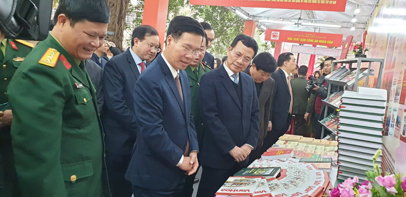 Triển lãm 1 vạn cuốn sách kỷ niệm 90 năm ngày thành lập Đảng - Ảnh 3. Triển lãm 1 vạn cuốn sách kỷ niệm 90 năm ngày thành lập Đảng - Ảnh 3.