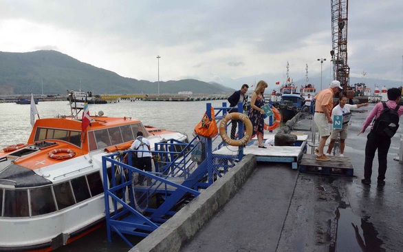Hai tàu du lịch cập cảng Chân Mây: đón khách thời biến nguy thành cơ - Ảnh 1. Hai tàu du lịch cập cảng Chân Mây: đón khách thời biến nguy thành cơ - Ảnh 1.