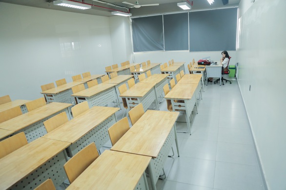 Sinh viên nghỉ tránh dịch, một mình giảng viên cân cả giảng đường mênh mông - Ảnh 8. Sinh viên nghỉ tránh dịch, một mình giảng viên cân cả giảng đường mênh mông - Ảnh 8.
