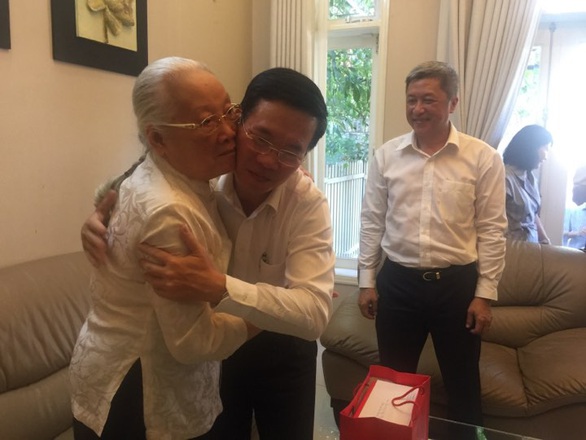 Ông Võ Văn Thưởng thăm thầy thuốc nhân dân Đoàn Thúy Ba - Ảnh 1. Ông Võ Văn Thưởng thăm thầy thuốc nhân dân Đoàn Thúy Ba - Ảnh 1.