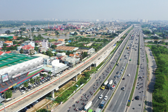 TP.HCM xây 10 cầu vượt bộ hành trên xa lộ Hà Nội nối các ga metro - Ảnh 1. TP.HCM xây 10 cầu vượt bộ hành trên xa lộ Hà Nội nối các ga metro - Ảnh 1.