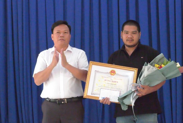 Bình Phước tặng bằng khen người trả 280 triệu cho người bỏ quên - Ảnh 1. Bình Phước tặng bằng khen người trả 280 triệu cho người bỏ quên - Ảnh 1.