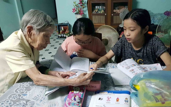 25 năm dạy chữ, nuôi cơm trò nghèo - Ảnh 1. 25 năm dạy chữ, nuôi cơm trò nghèo - Ảnh 1.