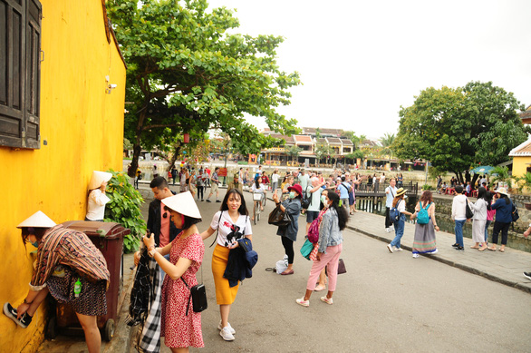 Cả chục lãnh đạo tỉnh Quảng Nam lội bộ ngoài đường, trò chuyện với khách Tây - Ảnh 3.