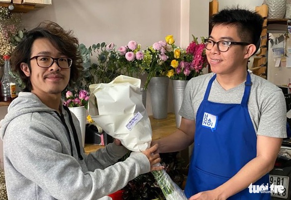 Giải cứu hơn 10.000 hoa hồng Đà Lạt trong hai ngày - Ảnh 2. Giải cứu hơn 10.000 hoa hồng Đà Lạt trong hai ngày - Ảnh 2.