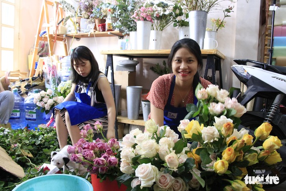Giải cứu hơn 10.000 hoa hồng Đà Lạt trong hai ngày - Ảnh 3. Giải cứu hơn 10.000 hoa hồng Đà Lạt trong hai ngày - Ảnh 3.